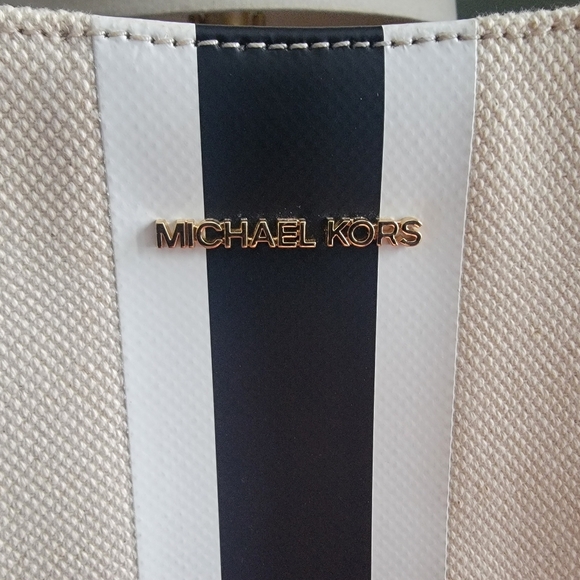 Michael Kors Jet Set Travel Large Messenger Crossbody in Canvas w/ Black Leather - Picture 3 of 14